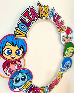 Decoração para Bambolê Volta às Aulas Divertidamente — Moldura para Fotos Ampliada em PDF Pronta para Imprimir | Tema Divertida Mente | Ideal para Recepção Escolar