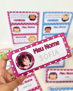 Crachá de Mesa Editável para Educação Infantil e Séries Iniciais com Foto, Nome, Alfabeto e Numerais – PDF com 7 Páginas ( Editavel )