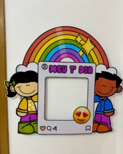 Moldura Meu 1º Dia para Foto Tema Arco-Íris – PDF com 19 Páginas para Decoração Escolar