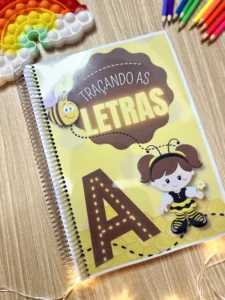 Traçando as Letras: Alfabeto Completo (do pontilhado ao mão livre) (PDF com 88 páginas)