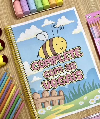 Capa do material pedagogico Complete com as Vogais com desenho de abelha