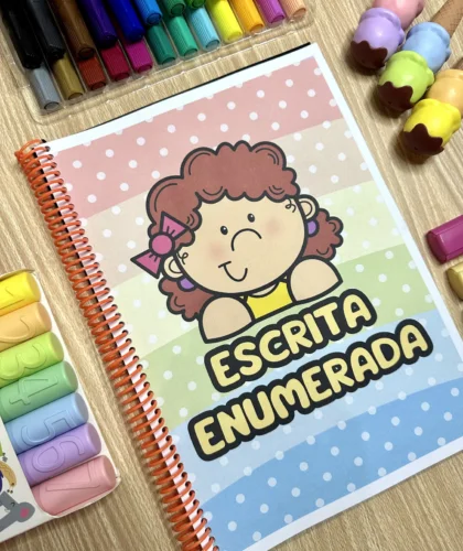 Capa do material Escrita Enumerada com desenho de menina e fundo colorido