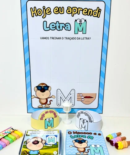 Cartaz educativo com letra M e personagens de macaco para treino do traçado da letra