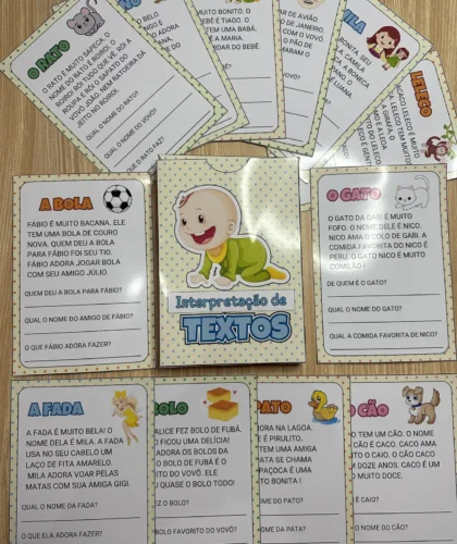 Cartões com textos curtos e perguntas sobre interpretação de textos para crianças