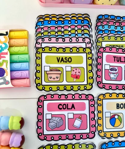 Cartões coloridos com palavra vaso e desenhos para ler e marcar.