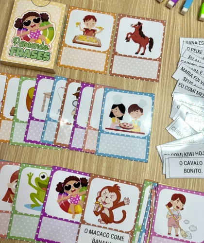 Cartões coloridos do jogo Pareando Frases com figuras e espaços para frases