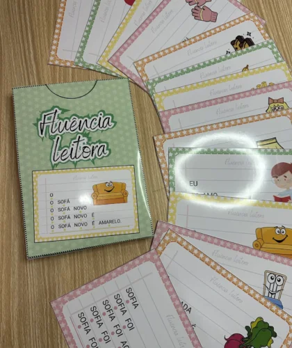 Cartões coloridos de fluência leitora com frases curtas e ilustrações