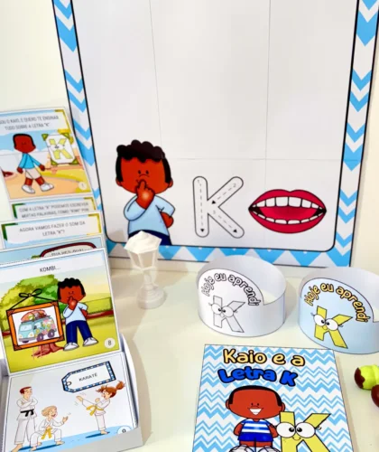 Material didático sobre a letra K com personagem e acessórios