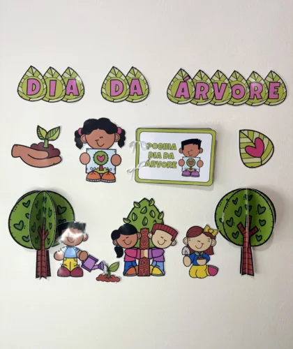Painel decorativo Dia da Árvore com desenhos de crianças e árvores