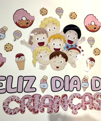 Painel de dia das crianças com rostos animados e doces coloridos