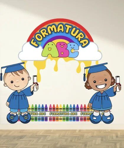 Painel colorido com arco-íris e letras ABC com crianças em beca de formatura