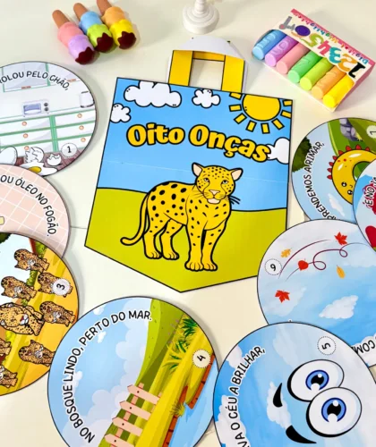 Sacola com a ilustração do animal onça e discos com atividades educativas