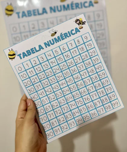 Tabela numérica de 0 a 99 com desenho de abelhas