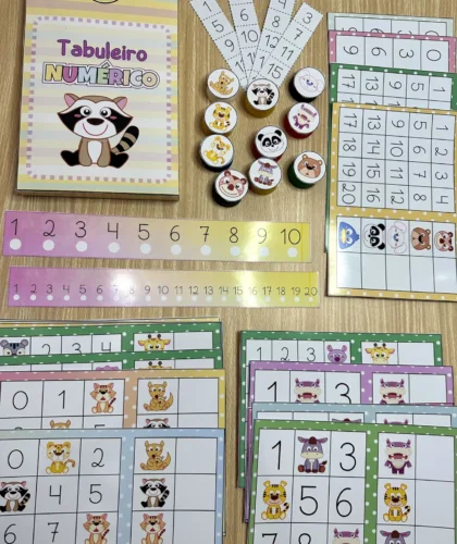 Tabuleiro numérico com peças e cartas coloridas