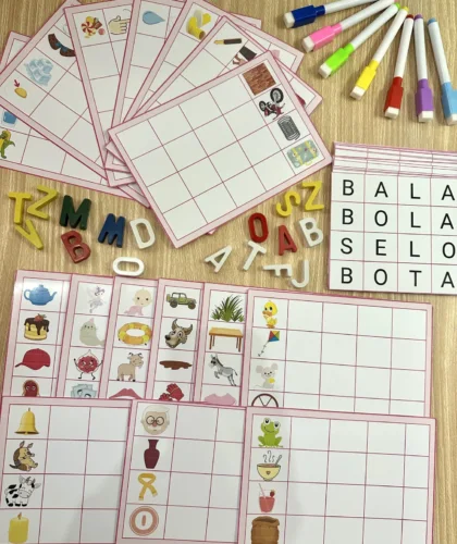Tabuleiros e cartas para formar palavras com letras coloridas.